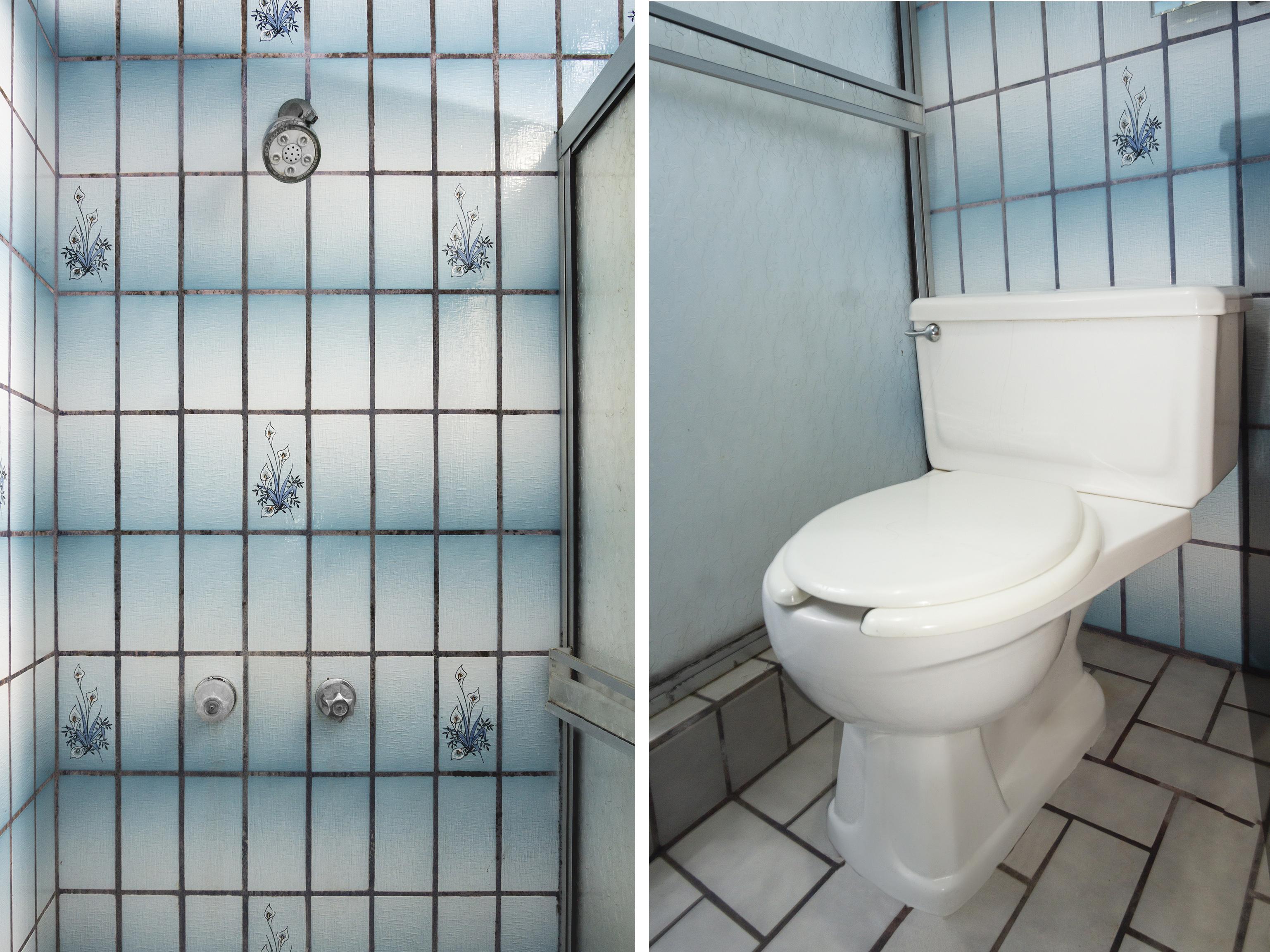 Oyo Hotel Hacienda Don Luis, Rosarito Ngoại thất bức ảnh A shower and toilet in a typical Western bathroom