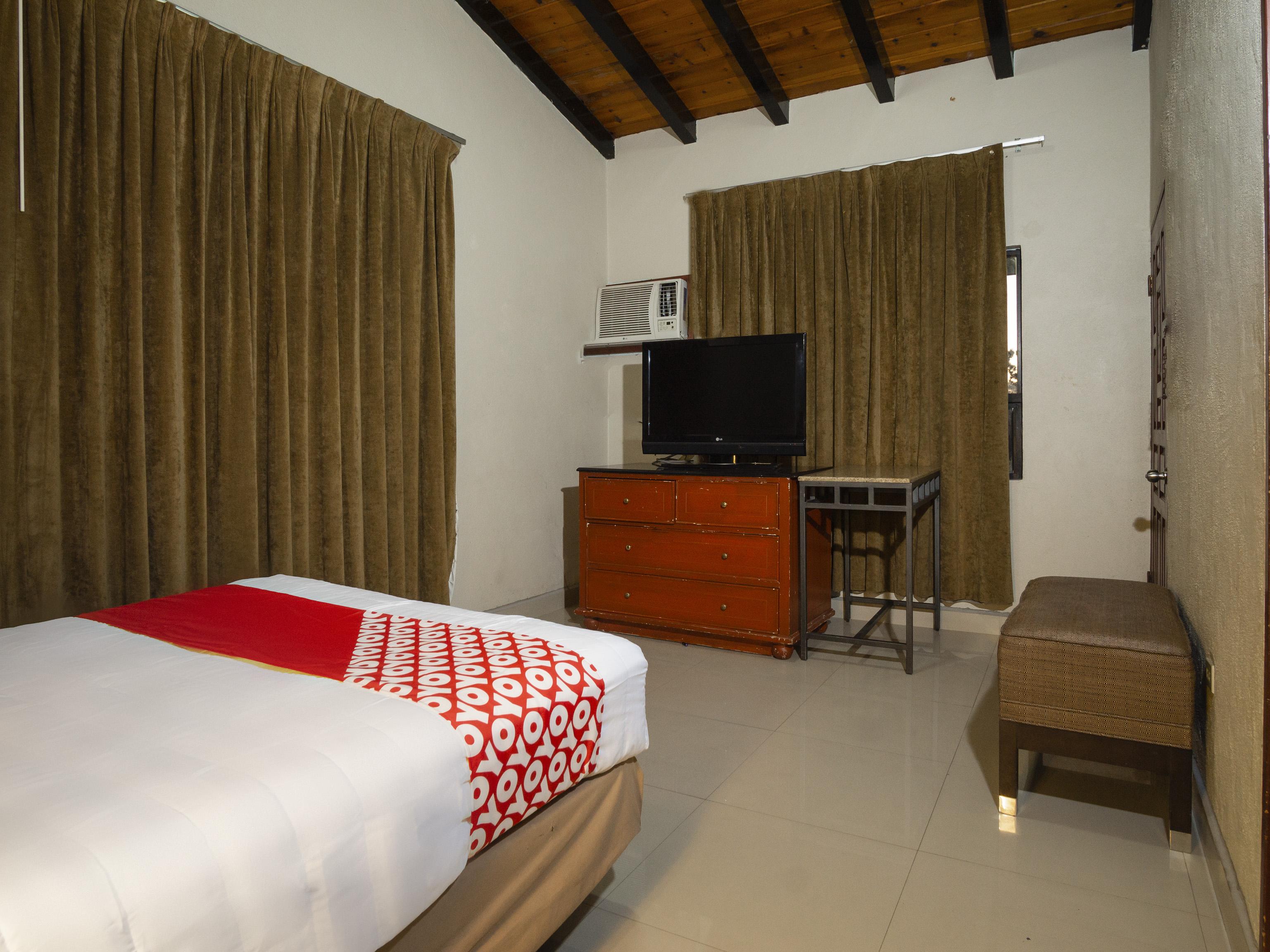 Oyo Hotel Hacienda Don Luis, Rosarito Ngoại thất bức ảnh A bedroom at the hotel