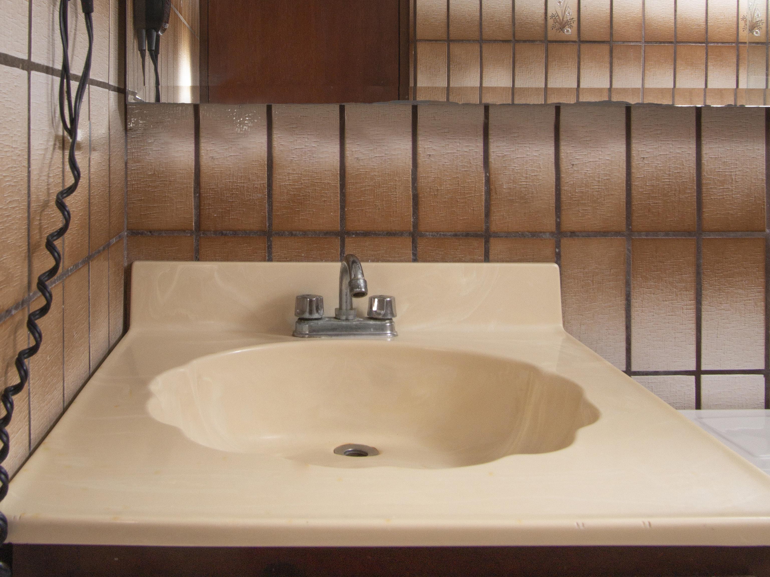 Oyo Hotel Hacienda Don Luis, Rosarito Ngoại thất bức ảnh A typical American bathroom sink