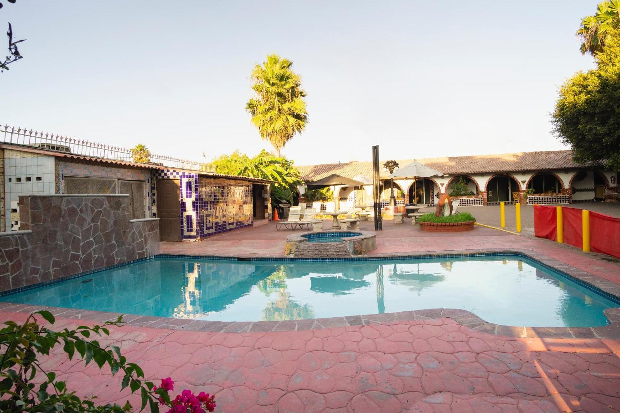 Oyo Hotel Hacienda Don Luis, Rosarito Ngoại thất bức ảnh The pool at the Oasis of Miniatures