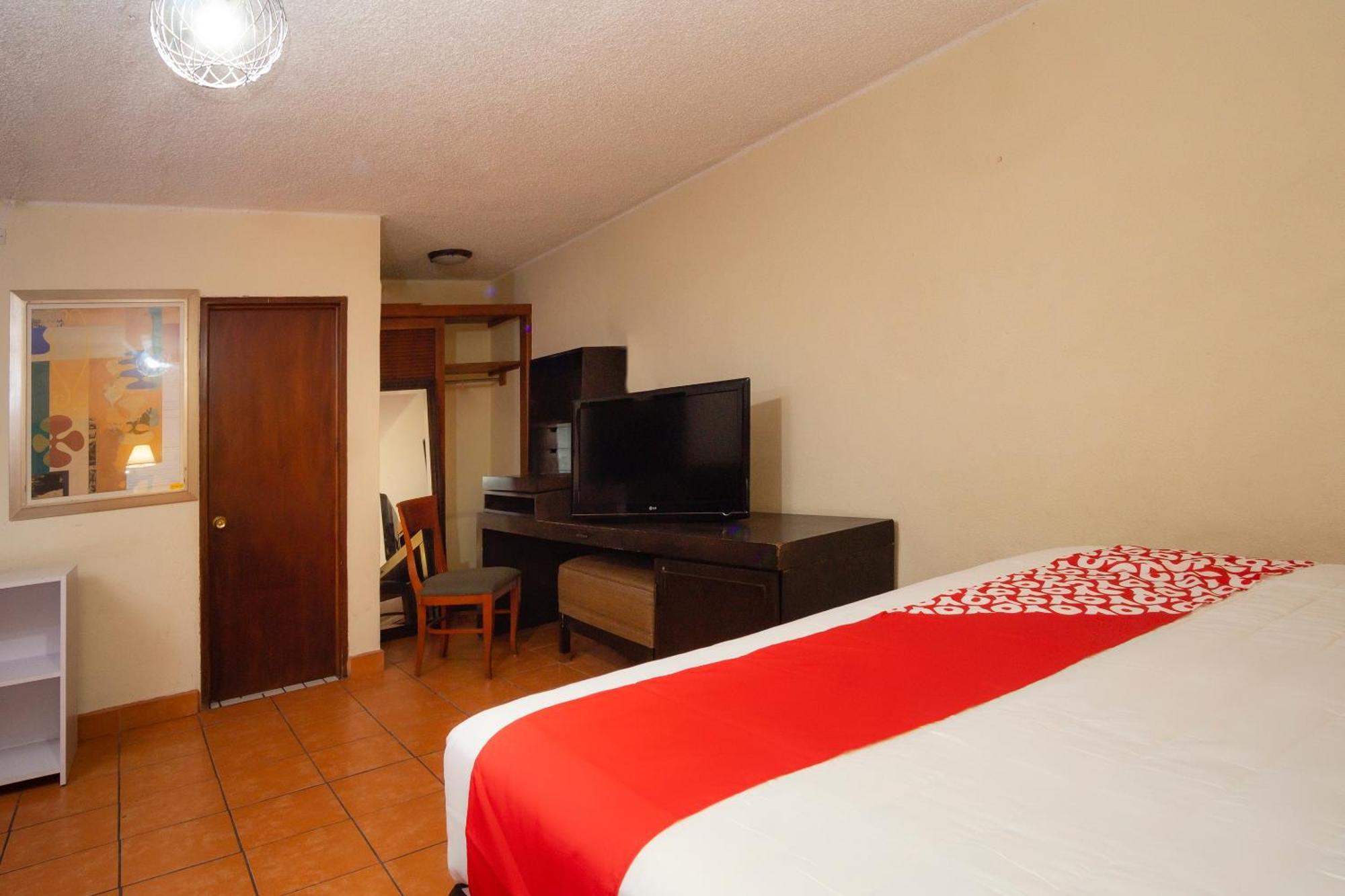 Oyo Hotel Hacienda Don Luis, Rosarito Ngoại thất bức ảnh A typical OYO hotel room in Mexico City